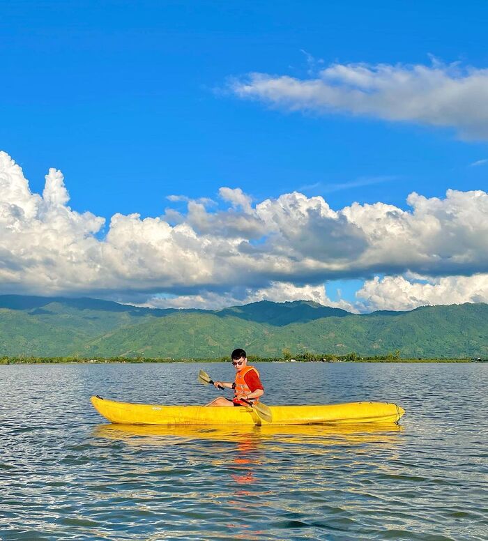 chèo thuyền kayak tại homestay đẹp ở Buôn Ma Thuột bên hồ