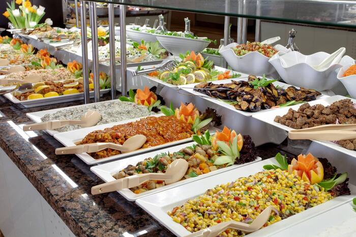 quầy buffet hấp dẫn tại khách sạn gần sân bay Đồng Hới 