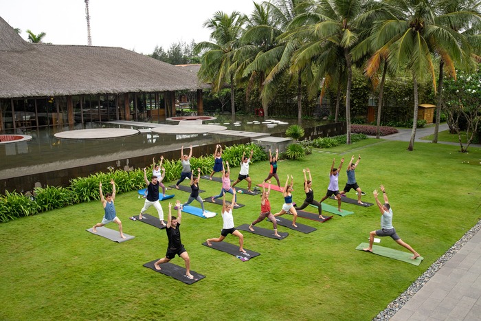 tham gia các lớp học rèn luyện sức khỏe ở resort gần bãi biển Non Nước