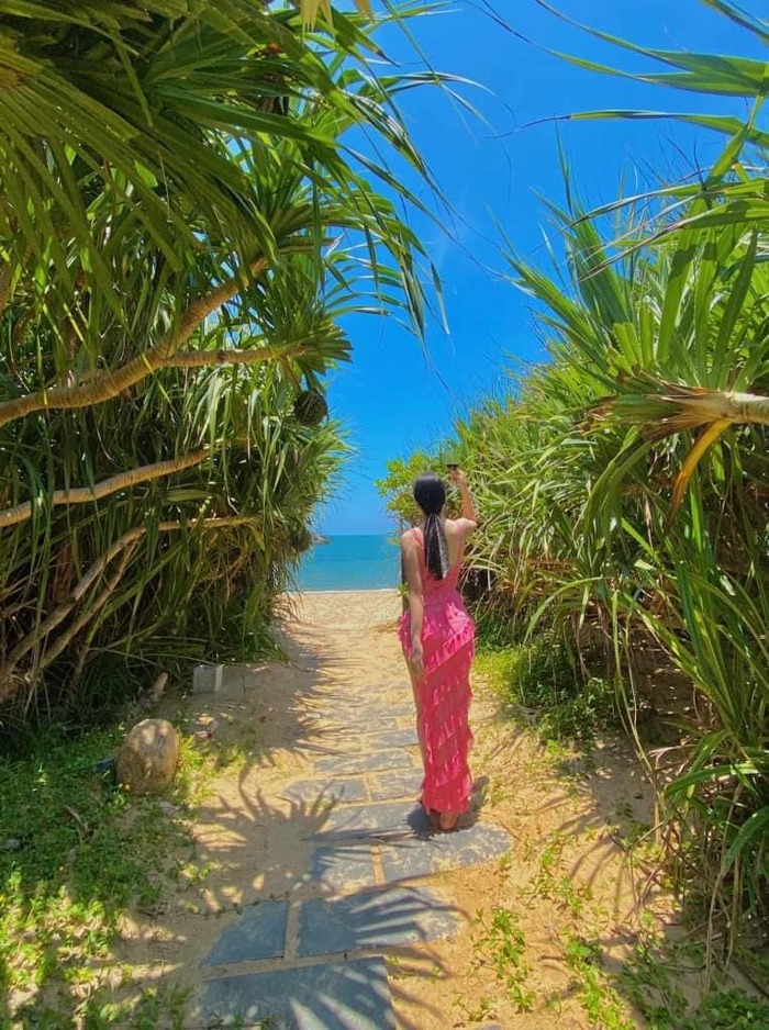 homestay đẹp ở Phan Thiết gây ấn tượng với con đường dẫn ra biển