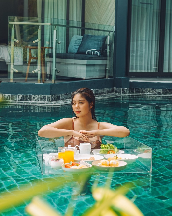 tận hưởng khoảnh khắc thư giãn tại bể bơi khách sạn 5 sao ở Phuket Thái Lan