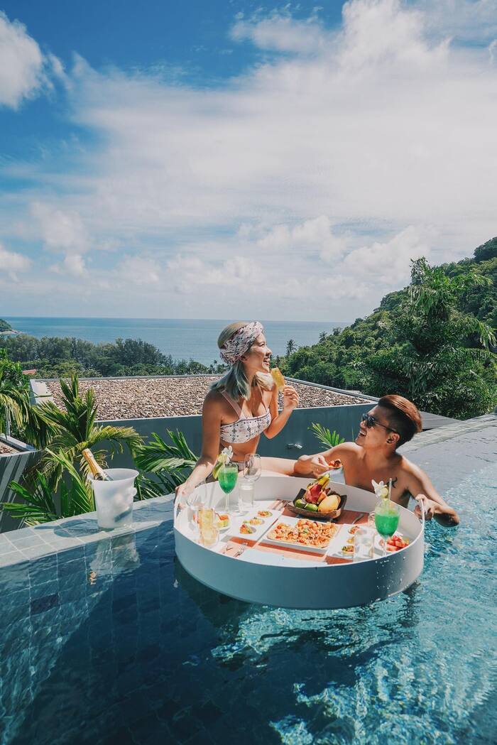 thư giãn tại bể bơi khách sạn 5 sao ở Phuket Thái Lan