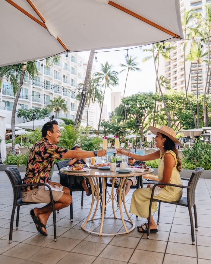 thưởng thức các món ăn hấp dẫn tại nhà hàng khách sạn gần bãi biển Waikiki