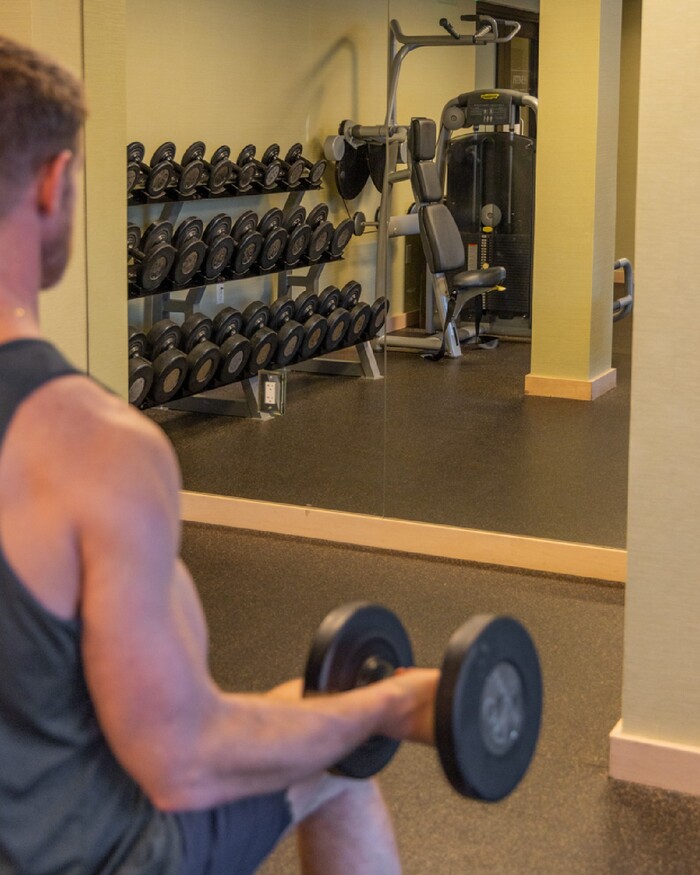 phòng gym hiện đại ở khách sạn gần bãi biển Waikiki 