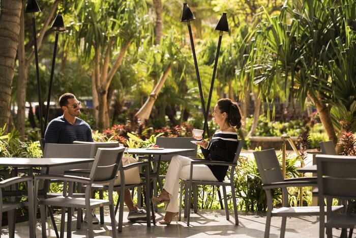 thư giãn tại nhà hàng ngoài trời thuộc khách sạn gần bãi biển Waikiki 