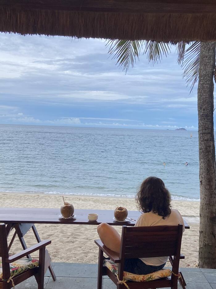 thư giãn tại quầy bar view biển ở resort gần bãi biển Cửa Đại