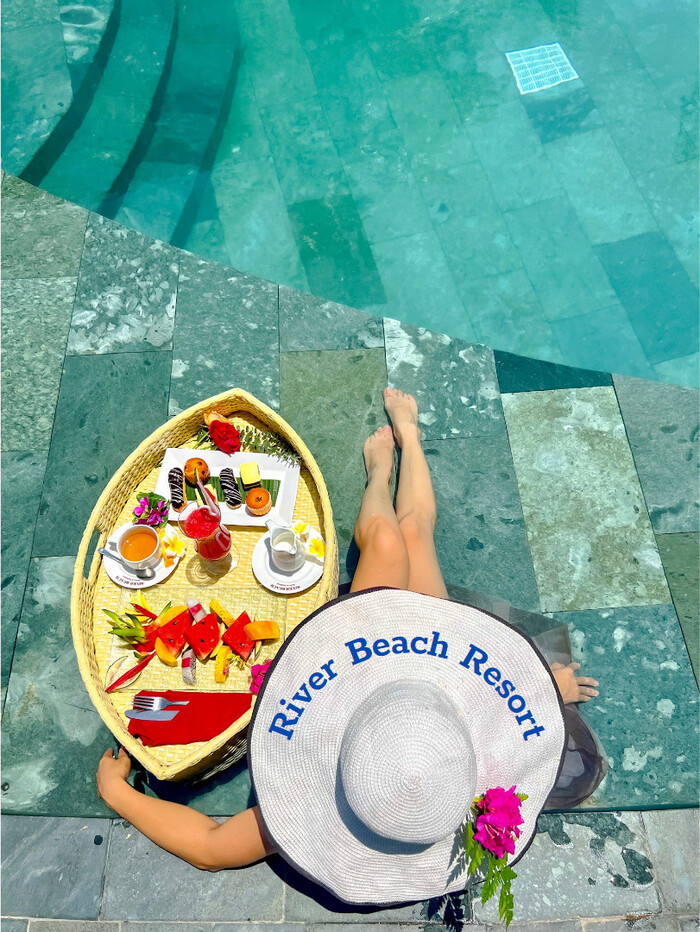 thư giãn, vui chơi tại bể bơi resort gần bãi biển Cửa Đại 