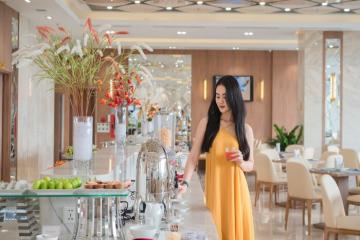 Chiêm ngưỡng toàn cảnh vịnh biển thơ mộng từ ban công sang trọng tại khách sạn Grand Gosia Nha Trang