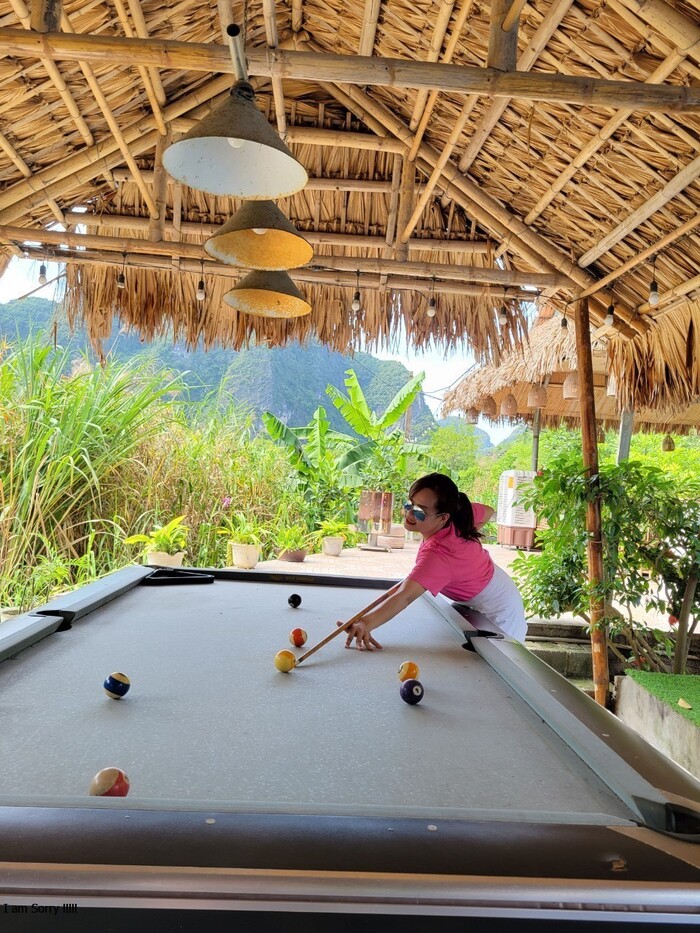chơi bi-a tại homestay đẹp ở Ninh Bình