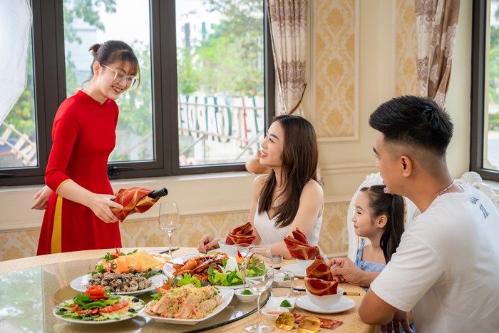 thưởng thức bữa ăn hấp dẫn tại nhà hàng thuộc khách sạn 4 sao ở Hạ Long 