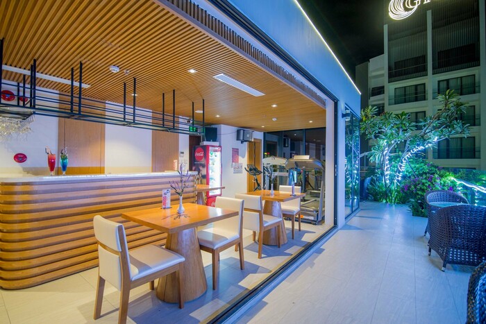quầy bar ở khách sạn giá rẻ gần bãi biển Mỹ Khê