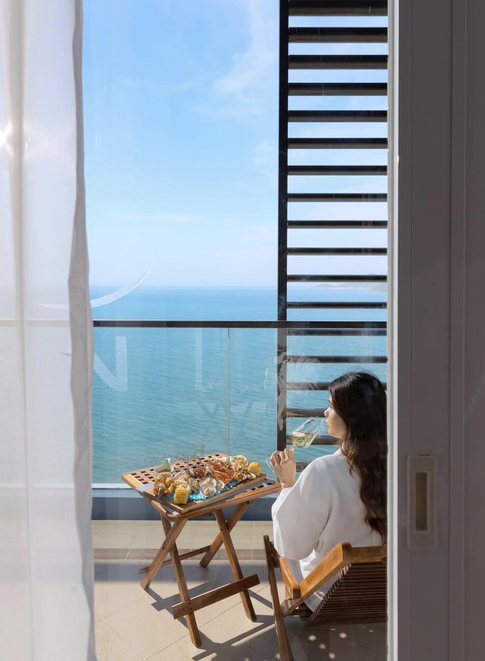 phòng ngủ view biển ở khách sạn nổi tiếng trung tâm Nha Trang