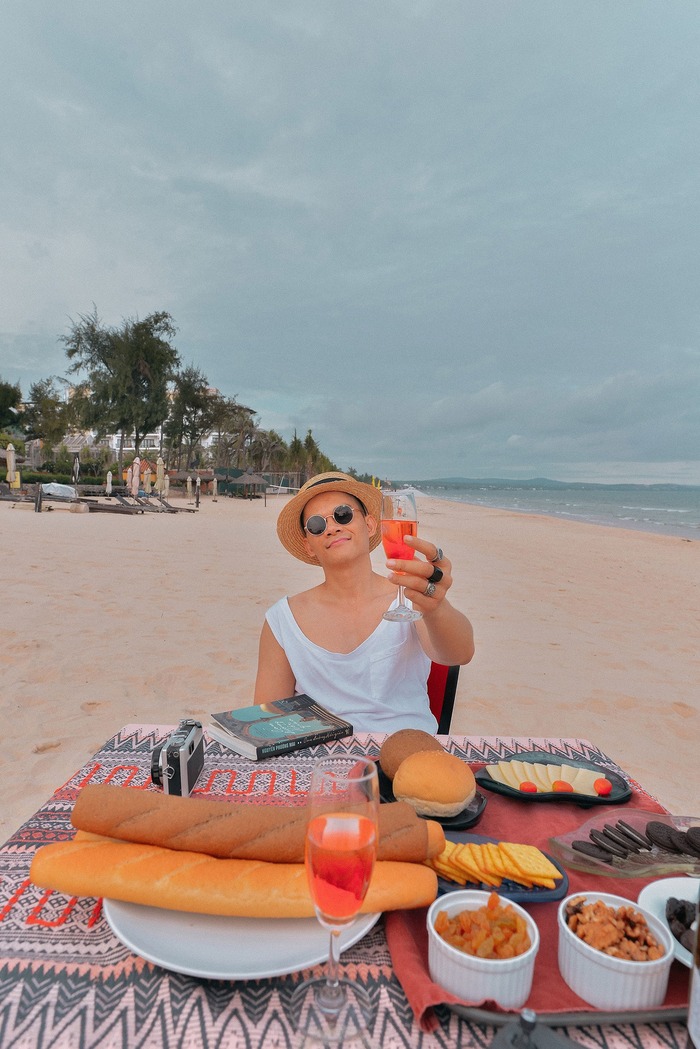 thưởng thức bữa ăn bên bờ biển ở resort gần bãi biển Phú Hải Phan Thiết
