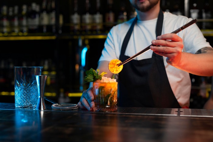 thưởng thức đồ uống hấp dẫn tại khách sạn gần bãi biển Bournemouth