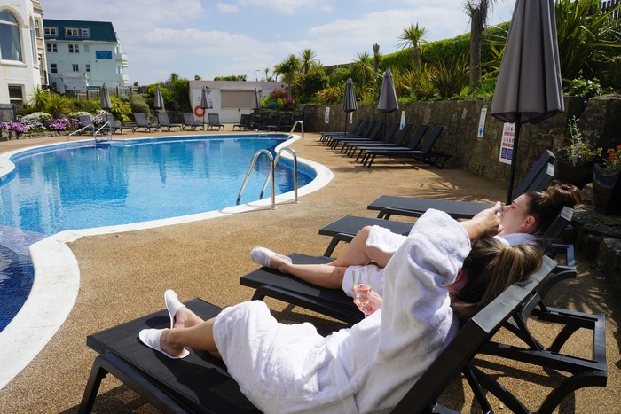 thư giãn tại khu vực bể bơi của khách sạn gần bãi biển Bournemouth