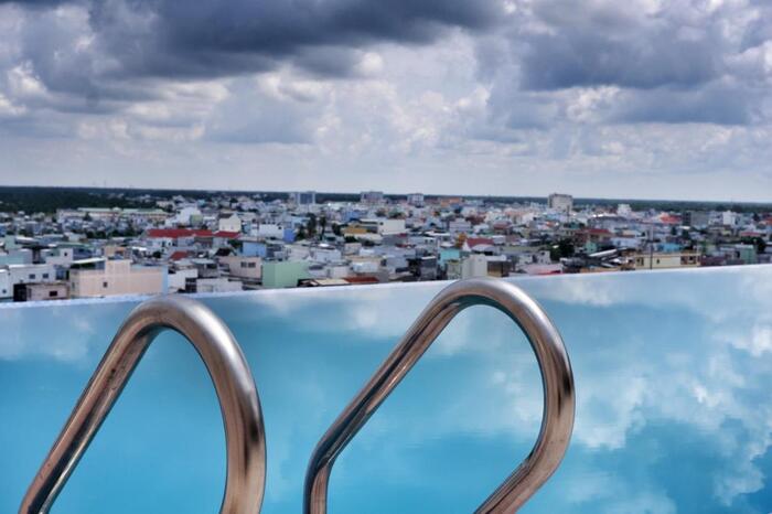 bể bơi vô cực ở khách sạn gần sân bay Cà Mau