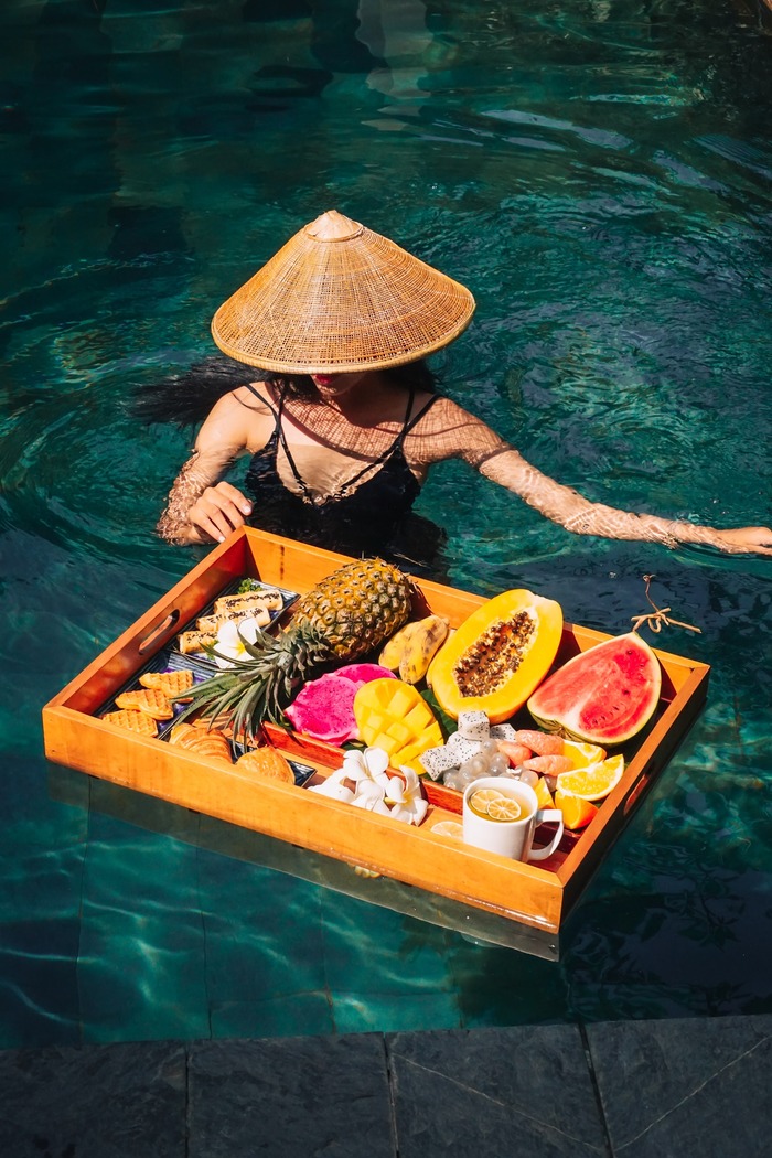 thư giãn tại bể bơi thuộc khách sạn 5 sao ở Huế