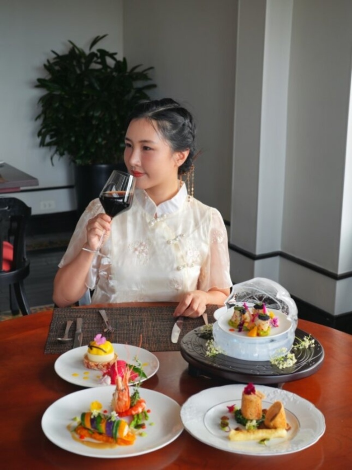 thưởng thức ẩm thực tại nhà hàng sang trọng thuộc khách sạn 5 sao ở Huế