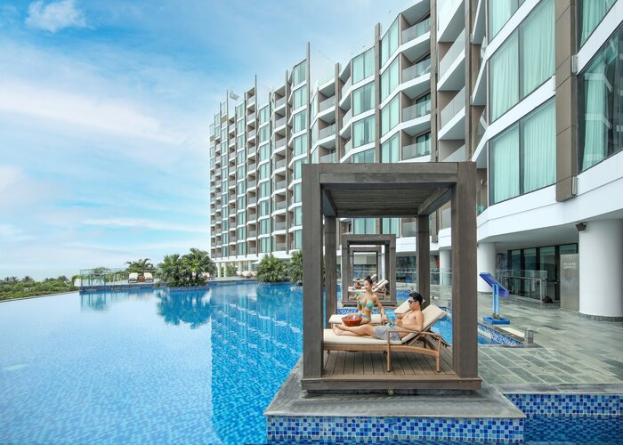thư giãn ở bể bơi ngoài trời tại resort gần bãi biển Sầm Sơn 