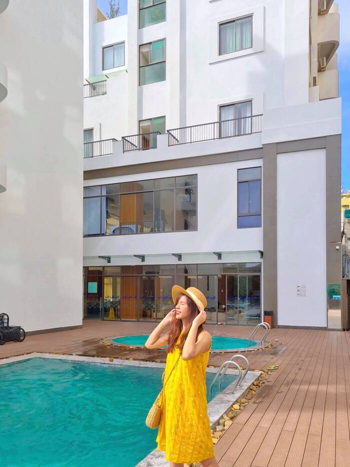 khu vực bể bơi ngoài trời ở resort gần bãi biển Sầm Sơn