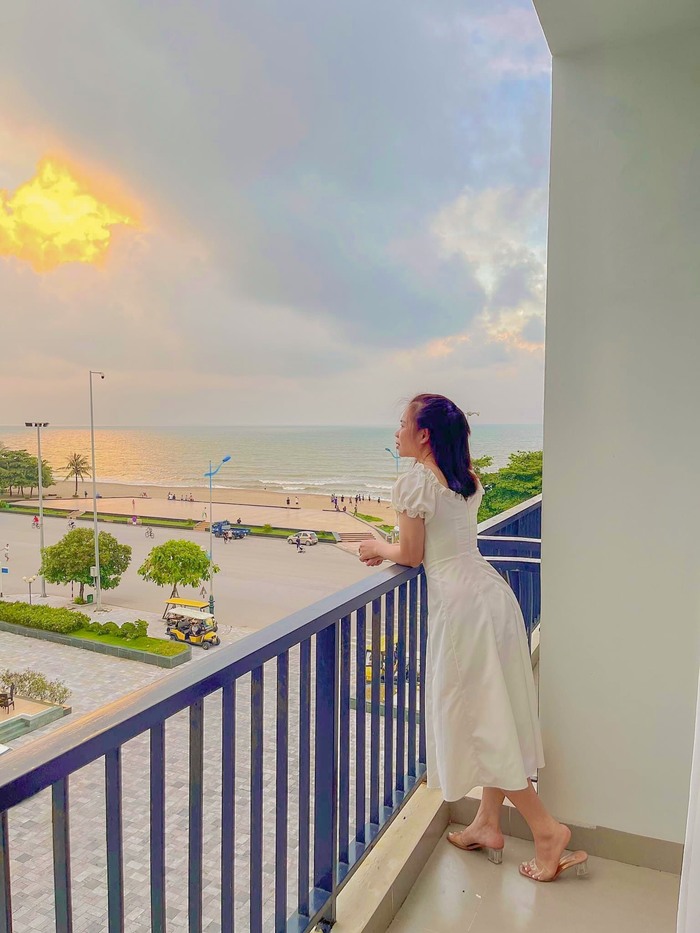 ngắm cảnh biển từ ban công phòng nghỉ ở resort gần bãi biển Sầm Sơn