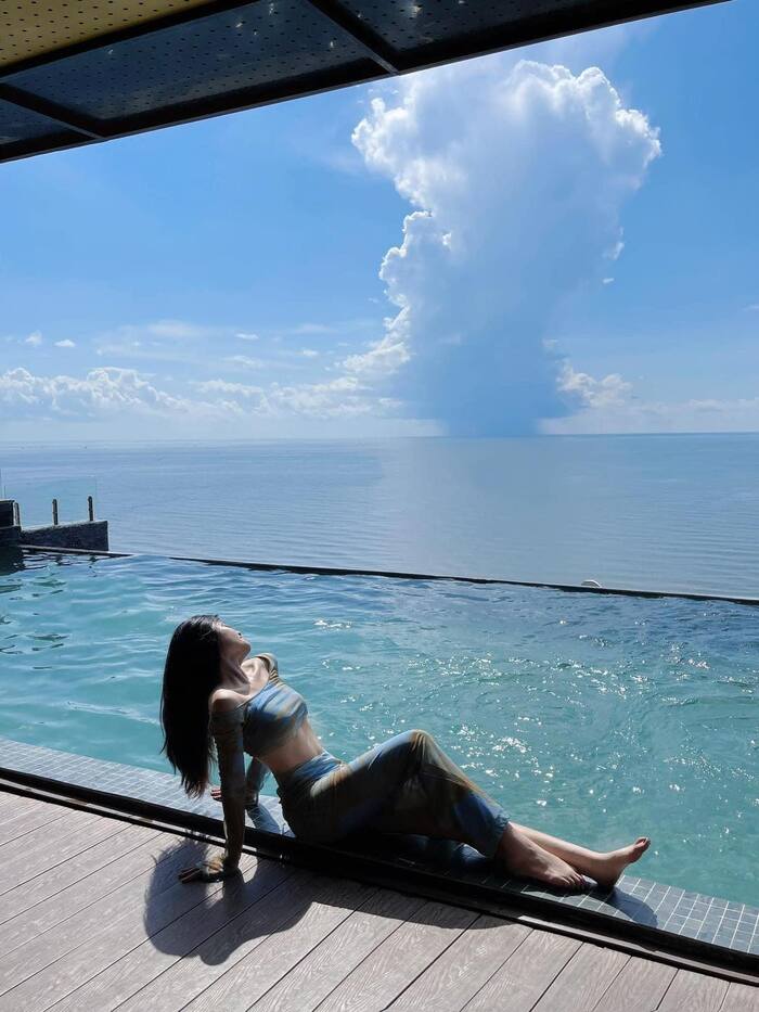 bể bơi vô cực view biển ở resort gần bãi biển Sầm Sơn
