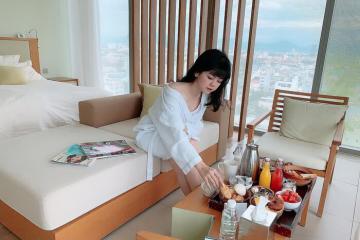 Chiêm ngưỡng toàn cảnh bãi biển thơ mộng từ trên cao tại khách sạn Fusion Suites Đà Nẵng