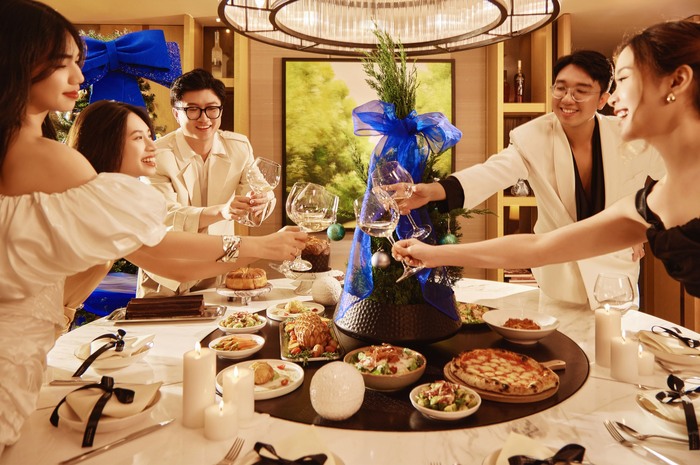 Khách sạn trang trí giáng sinh đẹp ở Việt Nam - New World Saigon Hotel